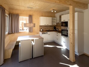 Private kitchen - Deluxe Chalet With Whirlpool (Sankt Georgen am Kreischberg)
