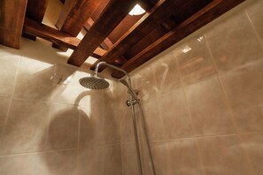 Bathroom - Cottage in Vezere Valley Near Lascaux Caves (Les Eyzies)