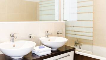 Rumah | Kamar mandi | Kombinasi shower/bathtub dan handuk