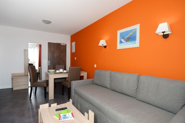Living area - Stylish Coastal Retreat (Sète)