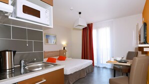 Unclassified image, 2 of 9, button - Stylish Coastal Retreat (Sète)