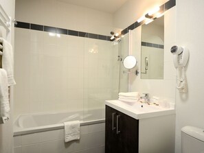 Apartment | Bathroom - Stylish Coastal Retreat (Sète)