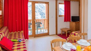Apartment | Living room - Chalet in France With Balcony and Natural Charm (Valmeinier)