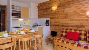 Apartment | Living room - Chalet in France With Balcony and Natural Charm (Valmeinier)