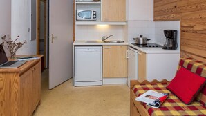 Apartment | Private kitchen - Chalet in France With Balcony and Natural Charm (Valmeinier)