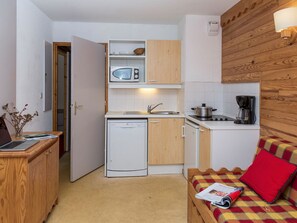 Private kitchen - Chalet in France With Balcony and Natural Charm (Valmeinier)