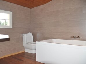 Villa | Bathroom | Combined shower/bathtub - Spacious Villa in Saze With Private Terrace (Saze)