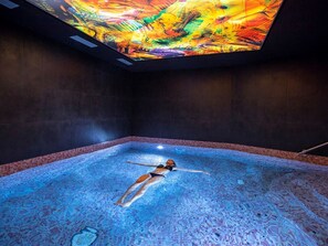 Kolam renang indoor dan kolam renang outdoor