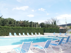 Outdoor pool - Comfortable Apartment With Dishwasher and AC, Beach at 300 m (Gassin)