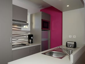 Villa | Private kitchen | Fridge, microwave, dishwasher, coffee/tea maker - Comfortable Apartment With Dishwasher and AC, Beach at 300 m (Gassin)