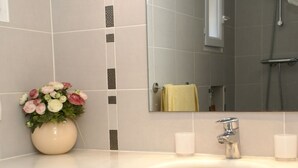 Villa | Bathroom | Shower, towels - Serene Holiday Home in Sainte-maxime With Swimming Pool (Sainte-Maxime)