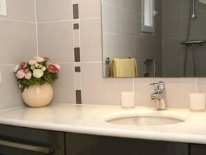 Villa | Bathroom | Shower, towels - Serene Holiday Home in Sainte-maxime With Swimming Pool (Sainte-Maxime)