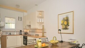 Dining - Serene Holiday Home in Sainte-maxime With Swimming Pool (Sainte-Maxime)