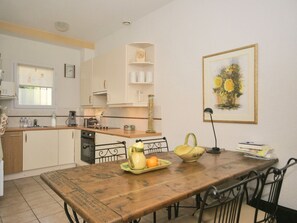 Dining - Serene Holiday Home in Sainte-maxime With Swimming Pool (Sainte-Maxime)