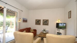 Villa | Living room | DVD player - Serene Holiday Home in Sainte-maxime With Swimming Pool (Sainte-Maxime)