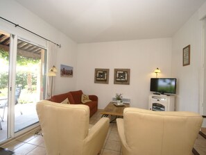 Villa | Living room | DVD player - Serene Holiday Home in Sainte-maxime With Swimming Pool (Sainte-Maxime)