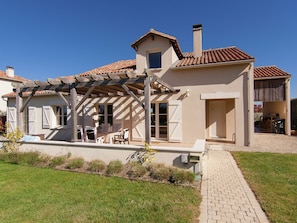 Exterior - Lush Villa in Rouzède With Garden (Ecuras)