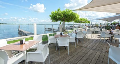 Cozy Houseboat at the Edge of the Marina