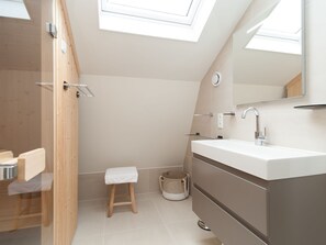 Ferienhaus | Badezimmer | Dusche, Handtücher