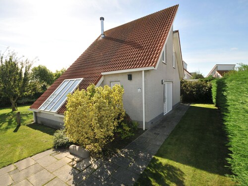 Detached Villa With Whirlpool and Dishwasher Near the Sea