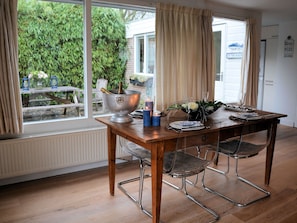 Dining - Quaint Holiday Home in Noordwijkerhout near Lake (Noordwijkerhout)