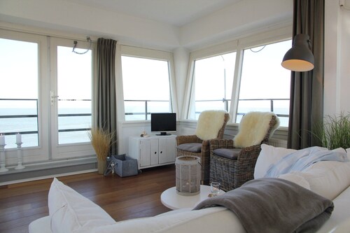 Heritage Holiday Home in Huisduinen near Sea