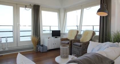 Heritage Holiday Home in Huisduinen near Sea