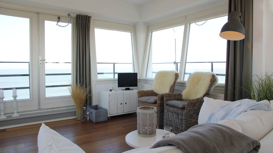 Heritage Holiday Home in Huisduinen near Sea