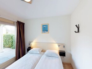 4 bedrooms, individually furnished - Spacious House in Netherlands for 8 Guests (Kortgene)