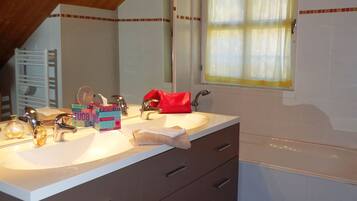 Chalet | Bathroom | Bathtub, towels