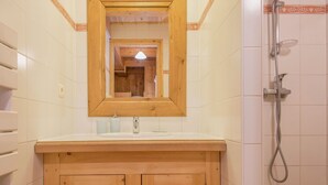 Bathroom - Pretty Apartment in a Separate Mountain Chalet (Notre-Dame-de-Bellecombe)