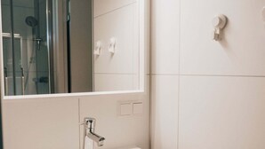 Cottage | Bathroom | Shower, towels