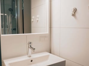 Cottage | Bathroom | Shower, towels