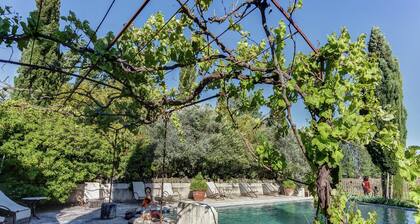 Cottage in Oppede With Poolside Bliss