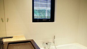 Bathtub - Cozy Holiday Home in Baarland With a Swimming Pool (Baarland)