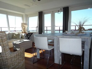 Living room - Vintage Holiday Home in Huisduinen near Sea Beach & Center (Huisduinen)