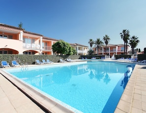 Pool - Apartment in France With Pool & Quiet Setting (Grimaud)