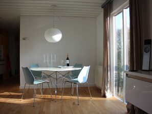 Dining - Charming Chalet in Goedereede With Garden (Goedereede)