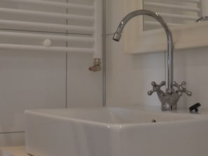 Tente | Salle de bain | Douche, serviettes fournies