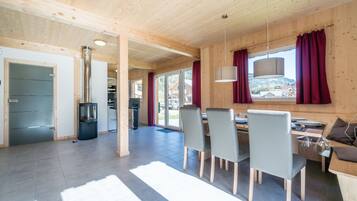 Chalet | Private kitchen | Electric kettle, toaster, highchair, cookware/dishes/utensils