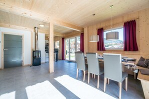 Chalet | Cocina privada | Tetera eléctrica, tostadora, periquera y utensilios de cocina