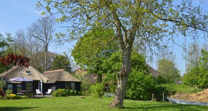 Quaint Farmhouse in Giethoorn With Private Garden