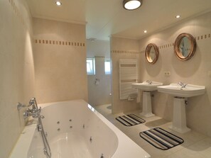 Bathroom - Quaint Farmhouse in Giethoorn With Private Garden (Giethoorn)