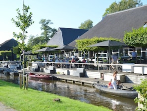 Exterior - Quaint Farmhouse in Giethoorn With Private Garden (Giethoorn)