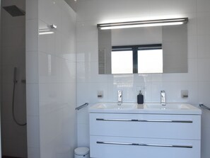 Bathroom | Shower, towels
