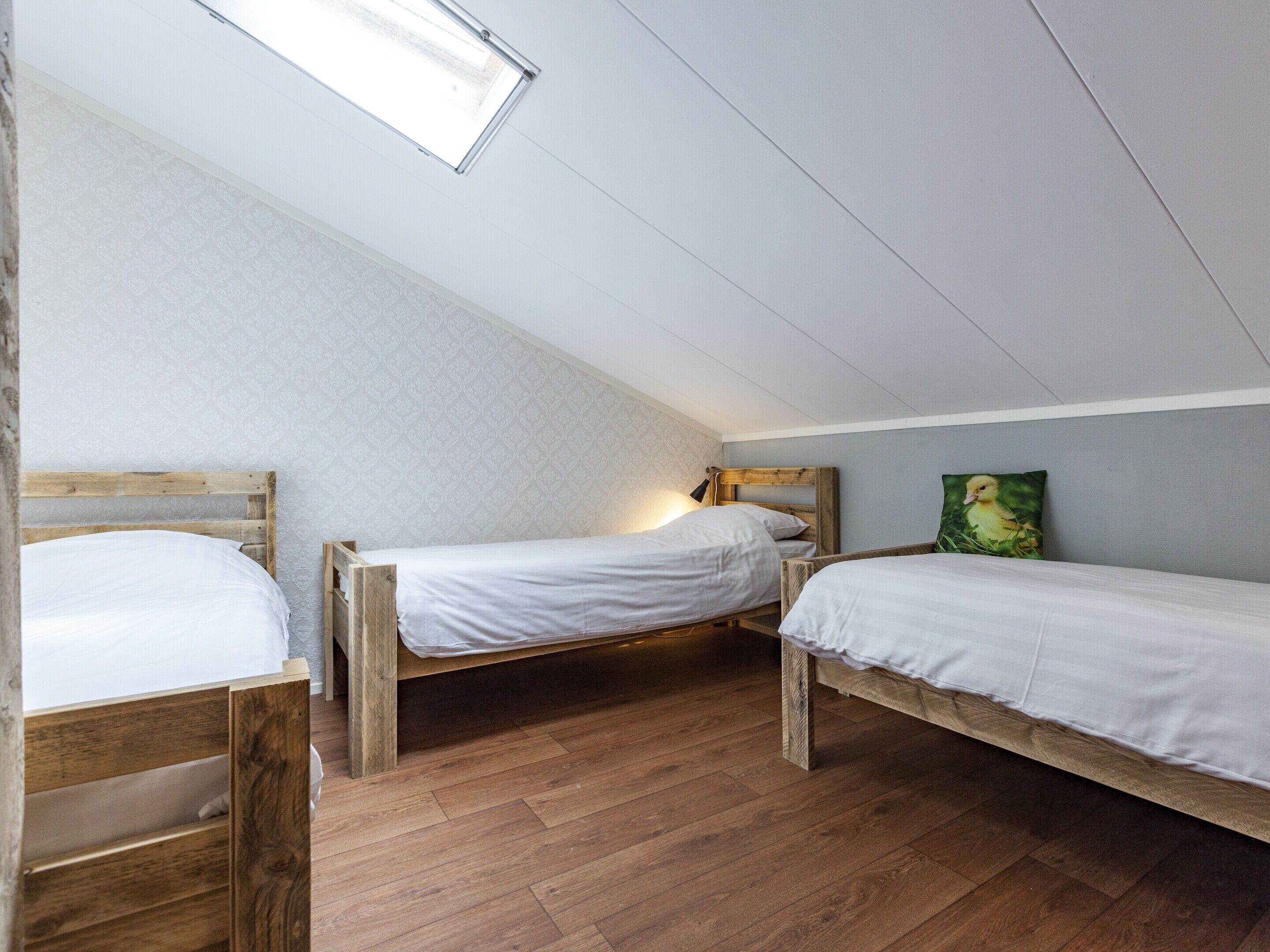 House | 5 bedrooms, bed sheets