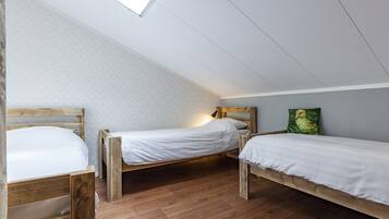 House | 5 bedrooms, bed sheets