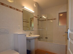 Bathroom - Elegant Villa in Les Mazes With Swimming Pool (Vallon-Pont-d'Arc)