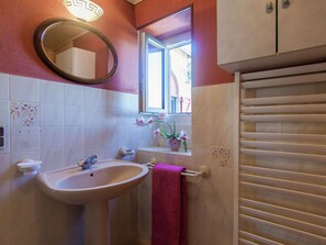 Ferienhaus | Badezimmer | Dusche, Handtücher