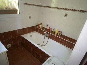 Vila | Kamar mandi | Bathtub dan handuk